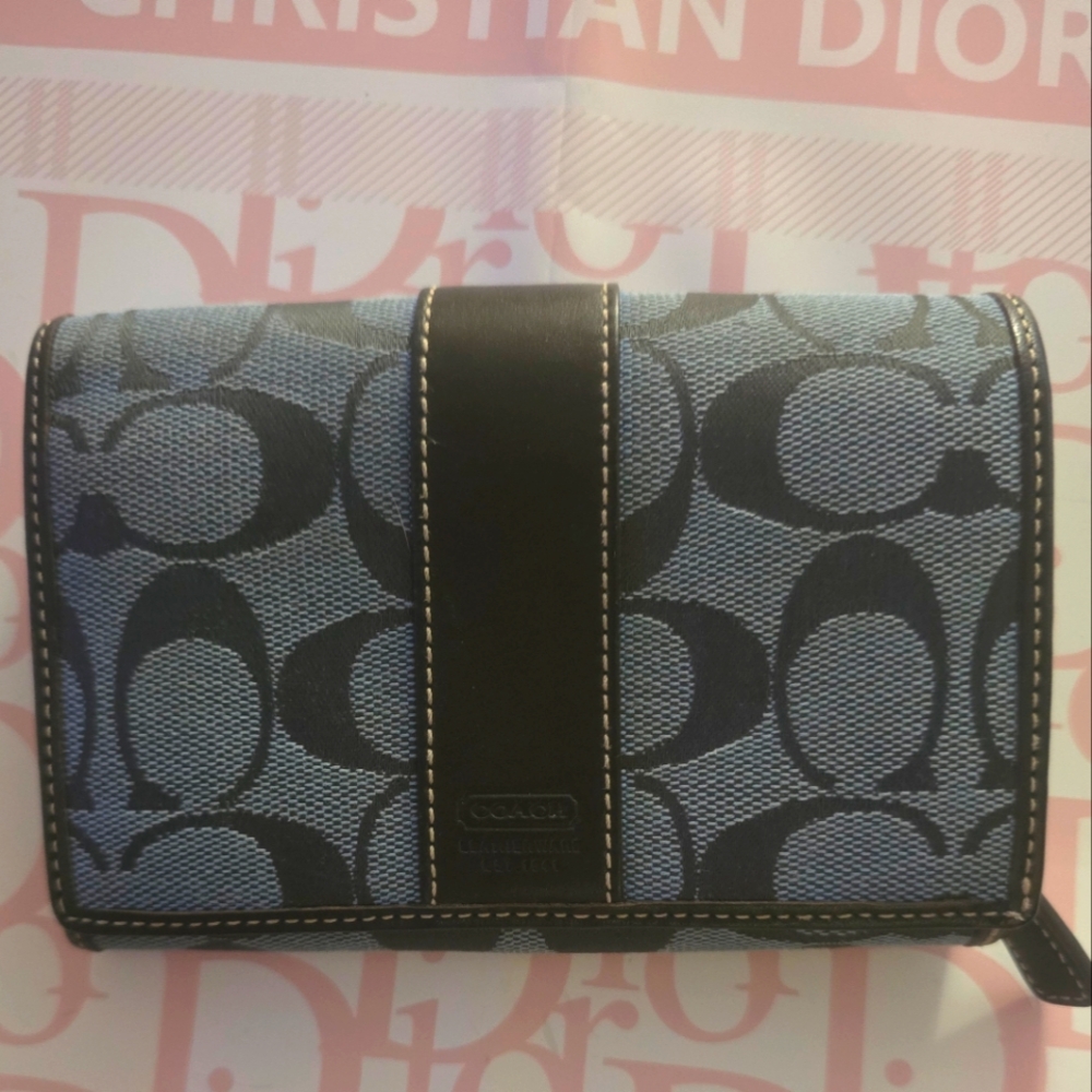 Coach Leatherware Signature fold Wallet NWOT Beautiful Wallet! - Picture 1 of 16